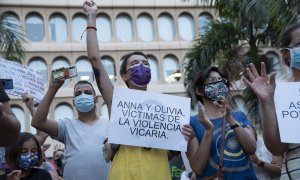 Un mujer con un cartel en el que se lee: `Anna y Olivia, víctimas de violencia vicaria´, participa en una concentración feminista en la Plaza de la Candelaria en repulsa por "todos los feminicidios", a 11 de junio de 2021, en Santa Cruz de Tenerife